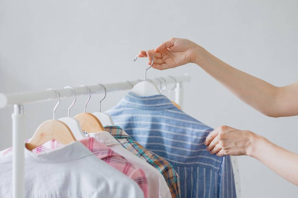 11 طريقة سهلة لإزالة الروائح الكريهة من الملابس دون غسلها