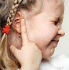 طرق تسكين ألم الأذن عند الأطفال في المنزل