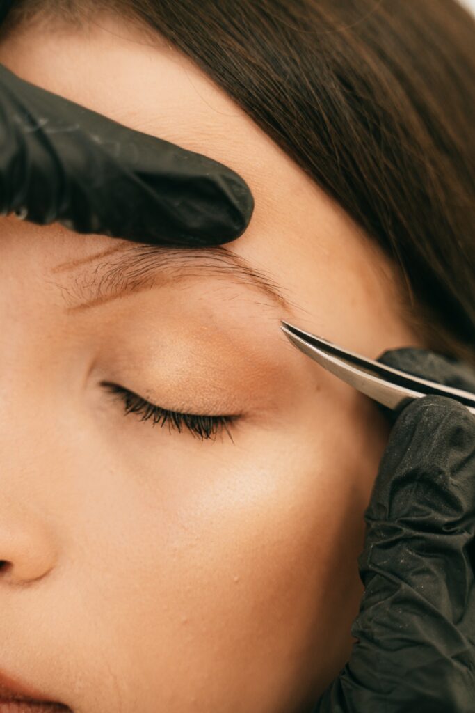 أسباب تساقط شعر الحواجب و علاج تساقط شعر الحواجب بالأدوية
