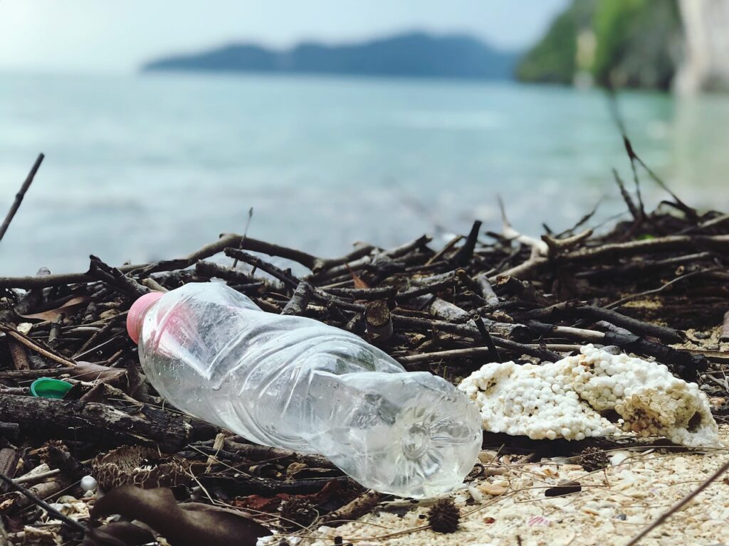 هل البلاستيك يسبب السرطان بالفعل ؟ هل البلاستيك يتفاعل مع الماء ؟
