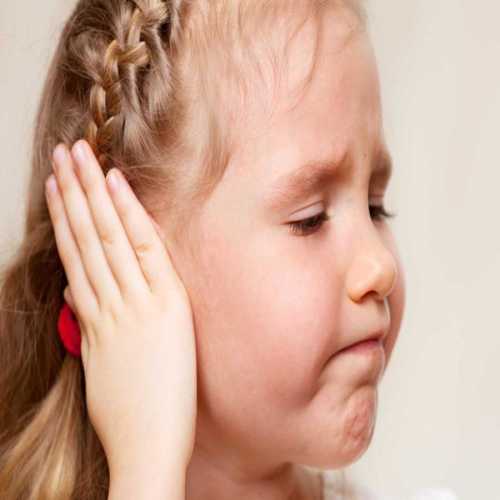 طرق تسكين ألم الأذن عند الأطفال في المنزل .. وما أسباب التهابات الأذن عند الأطفال