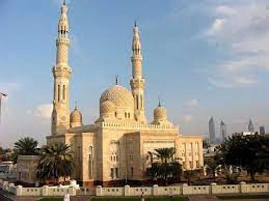 مسجد جميرا الكبير في دبي .. مواعيد عمل ومرافق مسجد جميرا الكبير في الإمارات 