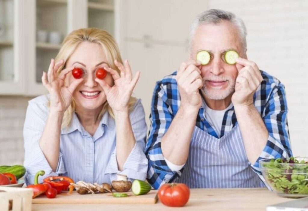 أطعمة للوقاية من أمراض الشيخوخة، وما هي الأطعمة التي يجب تجنبها