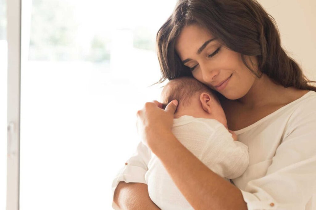 طرق طبيعية لزيادة لبن الأم.. فوائد الرضاعة الطبيعية، وتأثيرها على الأطفال