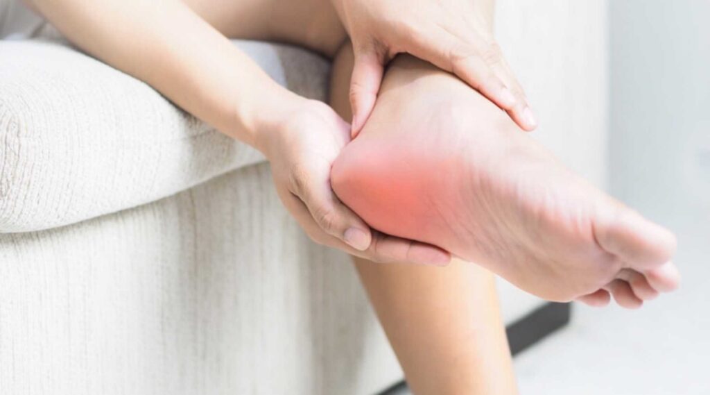 أسباب احمرار القدمين عند الوقوف، وأعراضها.. علاج احمرار القدمين