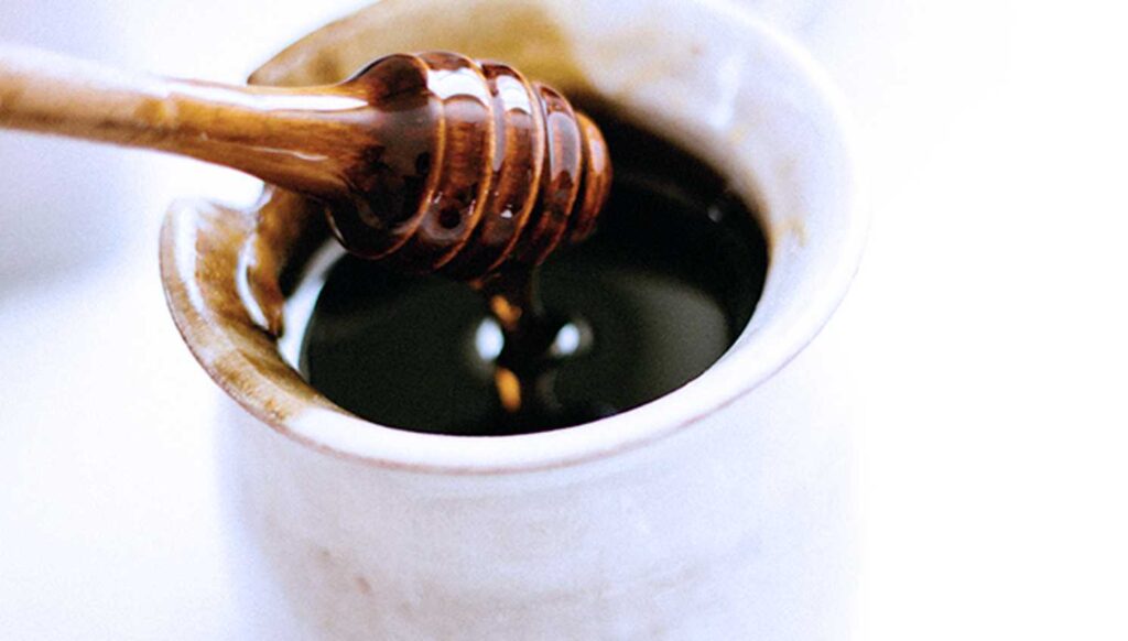 فوائد العسل الأسود، وقيمته الغذائية.. الكمية المناسبة لتناول العسل الأسود