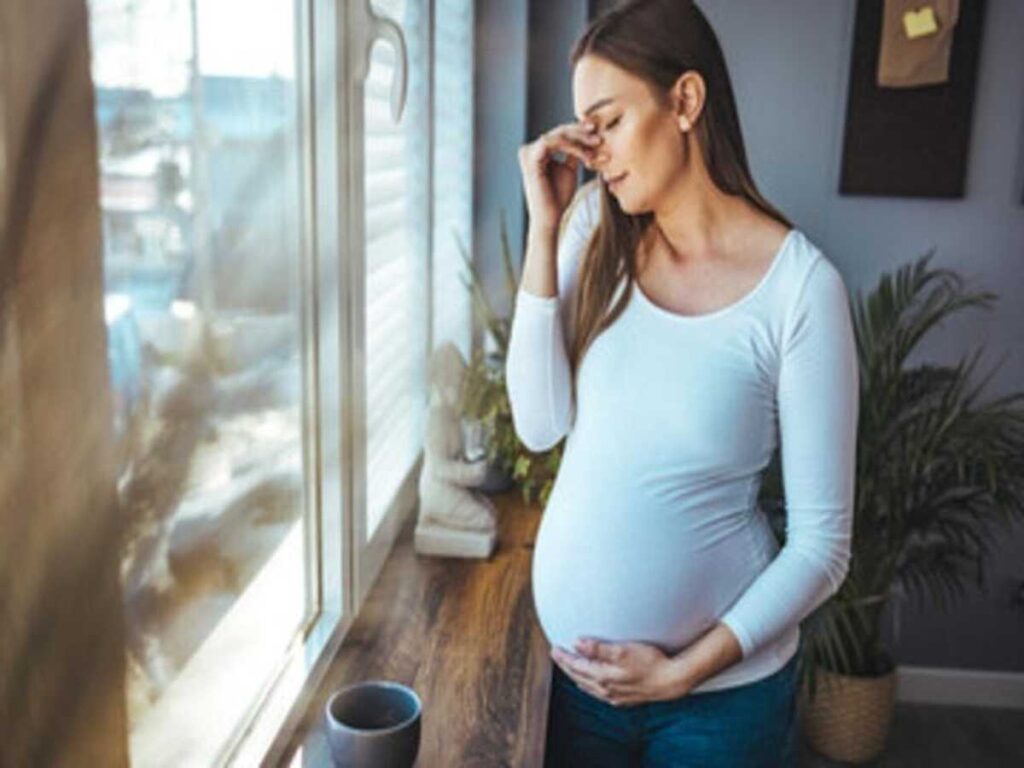 أسباب الصداع النصفي أثناء الحمل .. وما هي طرق علاج الصداع النصفي خلال الحمل