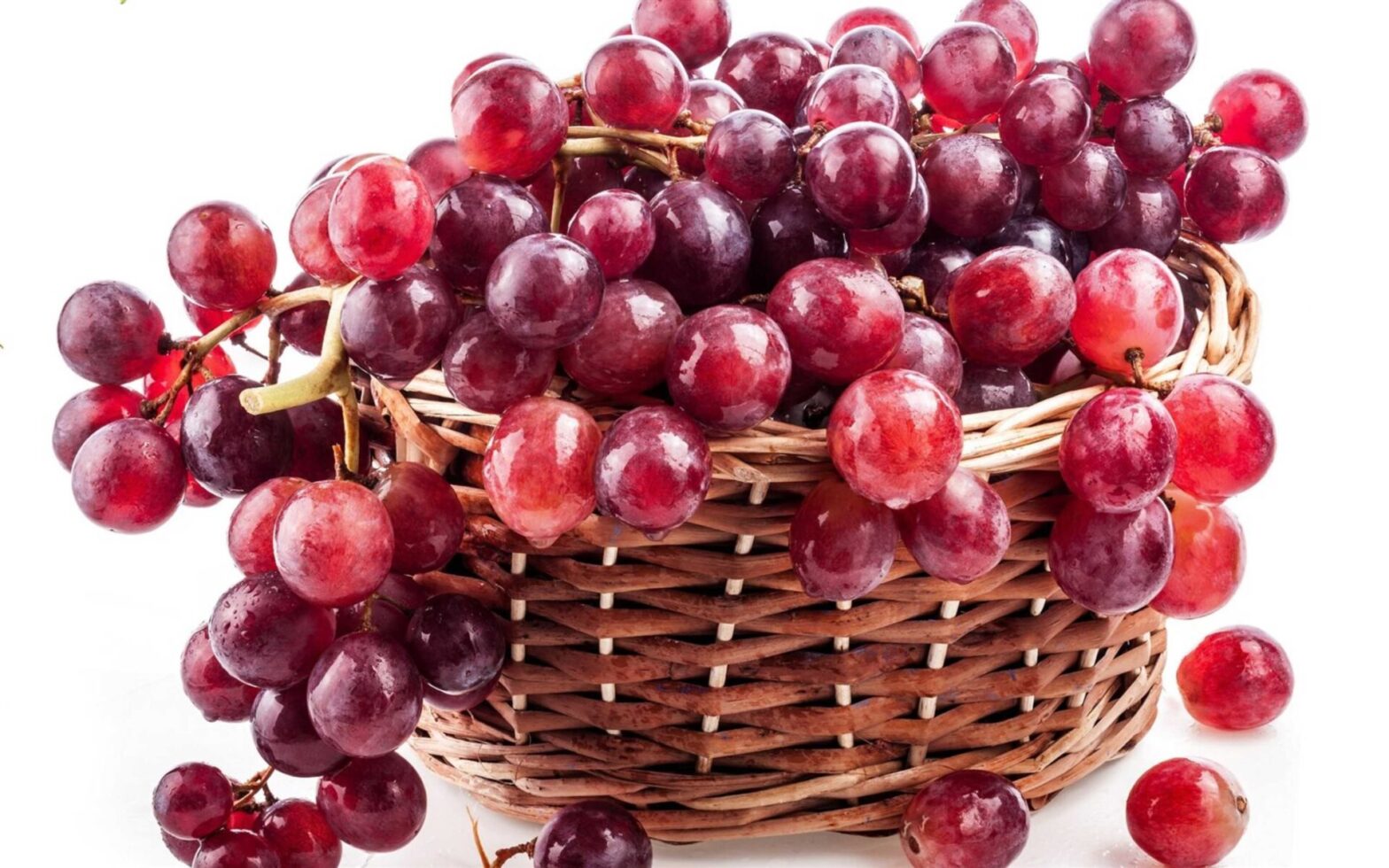 فوائد العنب الأحمر للصحة والبشرة